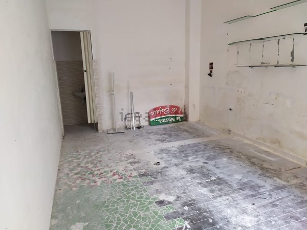 negozio in affitto a Salerno in zona Torrione