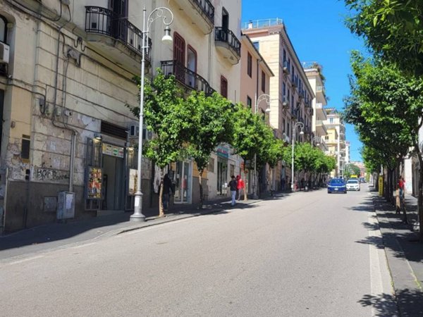 negozio in affitto a Salerno in zona Centro Città