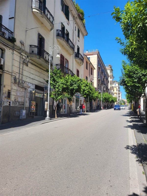 negozio in affitto a Salerno in zona Centro Città