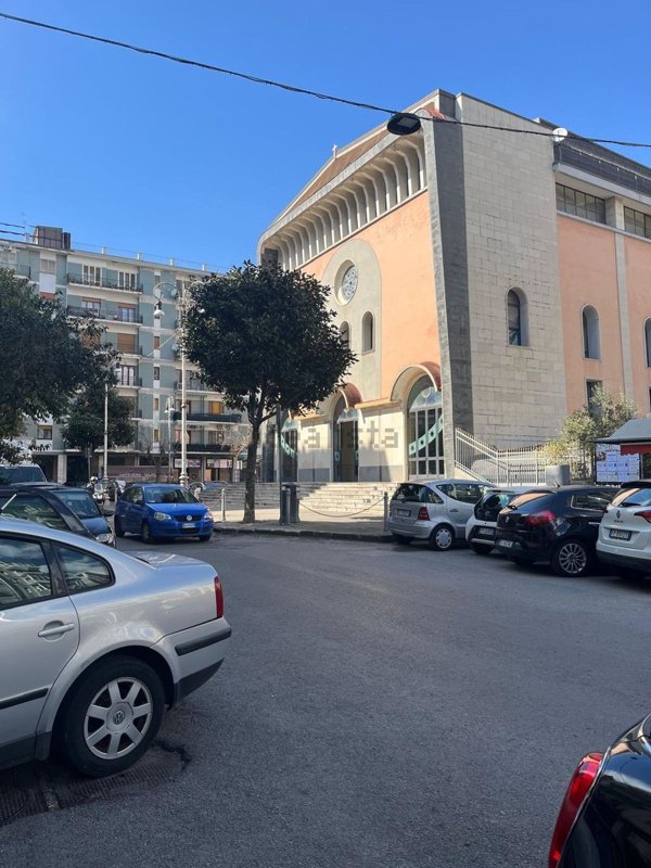 locale commerciale in affitto a Salerno in zona Pastena