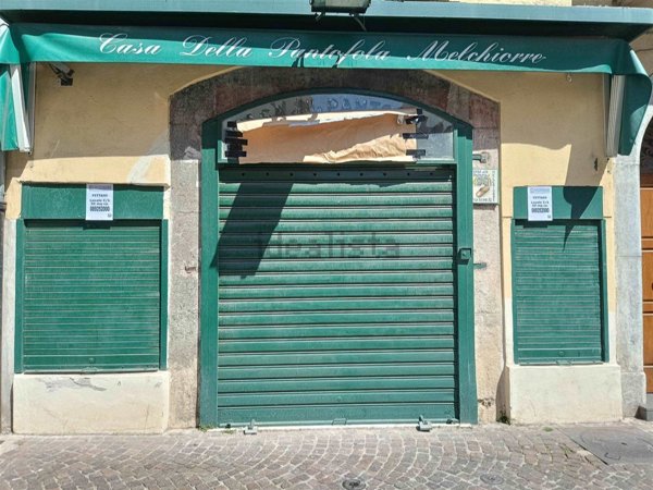 negozio in vendita a Salerno in zona Centro Città