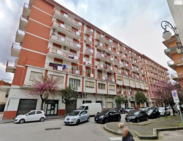 locale commerciale in affitto a Salerno in zona Pastena