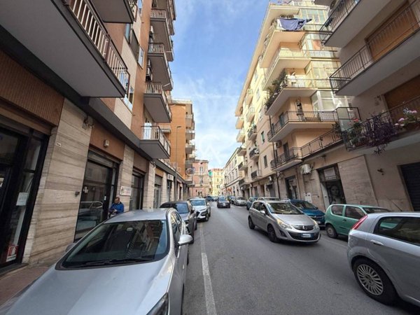 negozio in affitto a Salerno