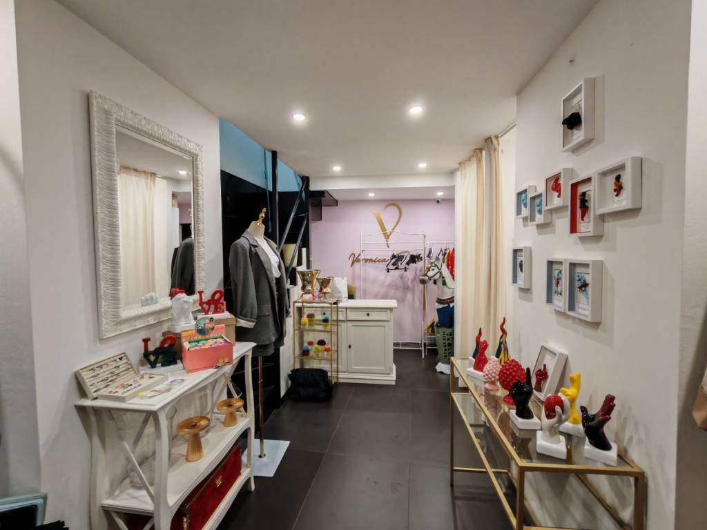 negozio in affitto a Salerno in zona Centro Città