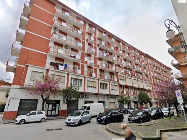 locale commerciale in affitto a Salerno in zona Pastena