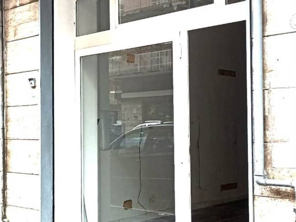 negozio in affitto a Salerno in zona Pastena