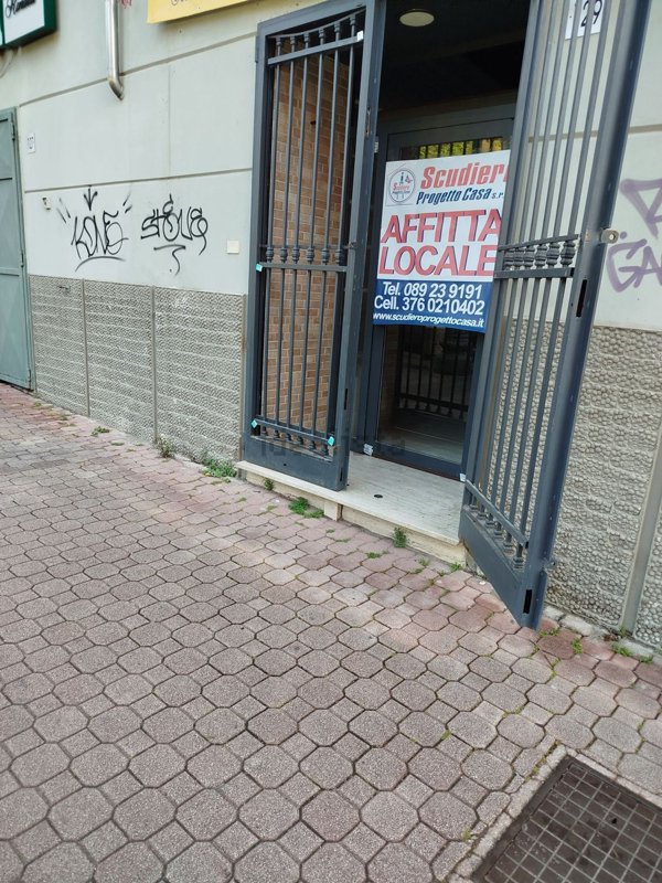 locale commerciale in affitto a Salerno in zona Torrione