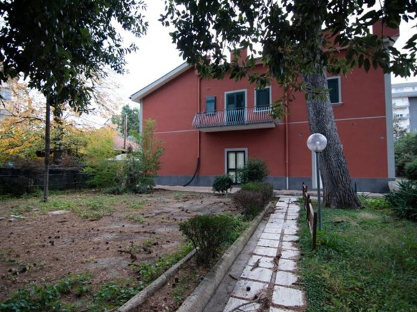 negozio in affitto a Salerno in zona Torrione