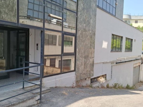 negozio in affitto a Salerno in zona San Leonardo