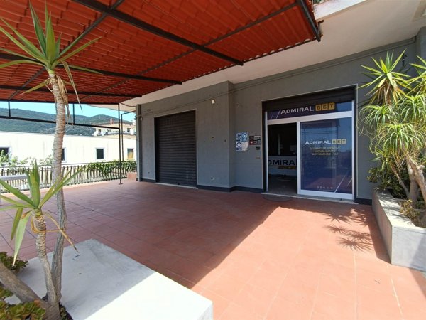 negozio in affitto a Salerno in zona Fuorni