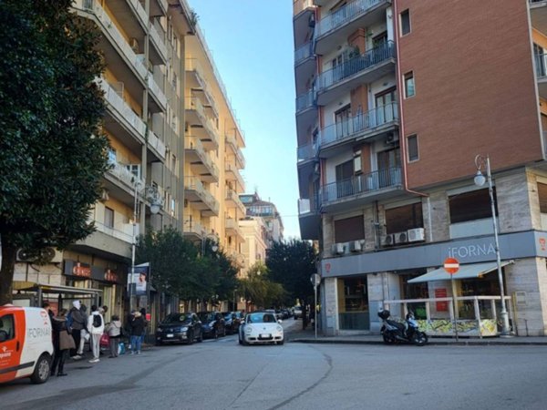 negozio in affitto a Salerno in zona Centro Città