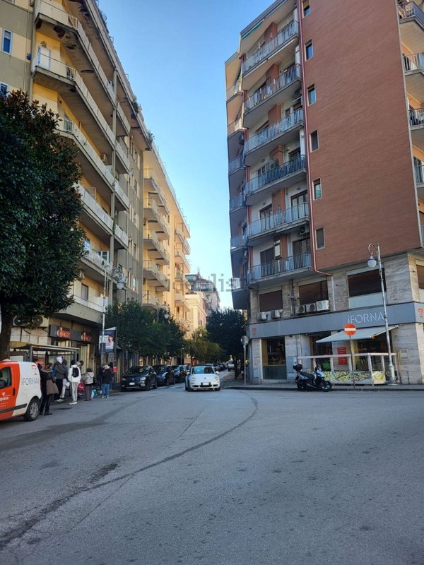locale commerciale in affitto a Salerno in zona Centro Città