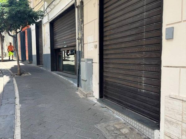 negozio in affitto a Salerno in zona Centro Città