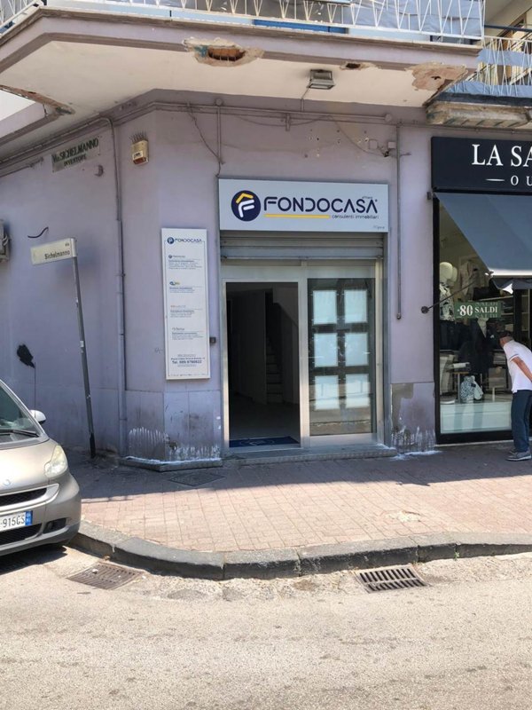 negozio in affitto a Salerno in zona Pastena