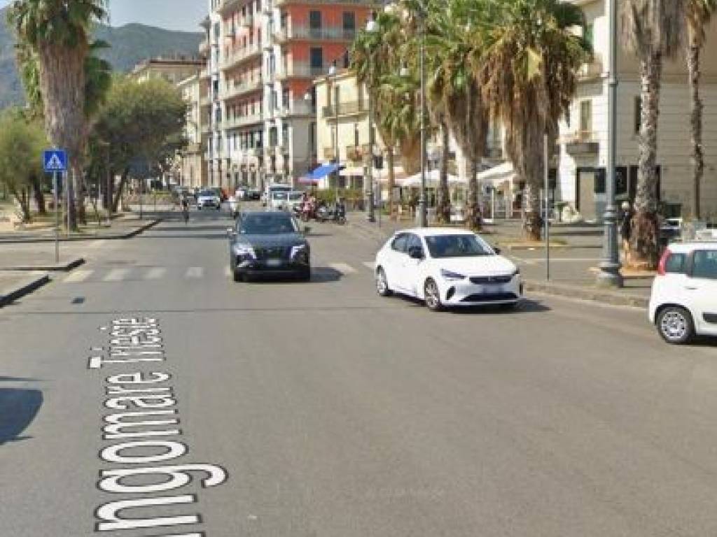 negozio in affitto a Salerno in zona Centro Città