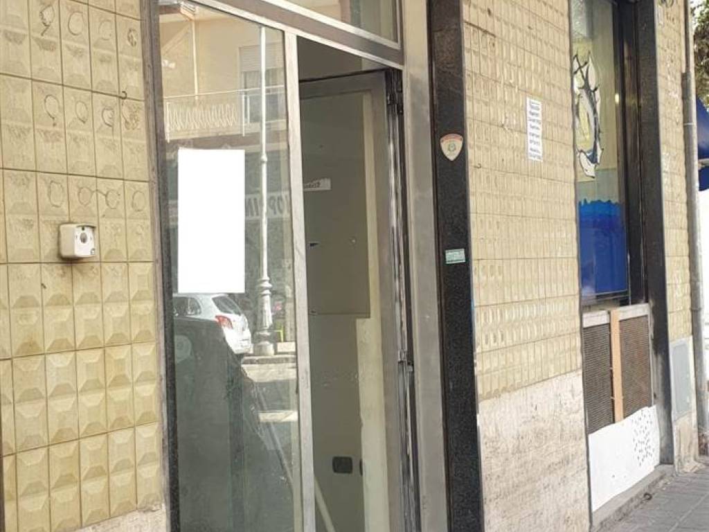 negozio in affitto a Salerno in zona Pastena