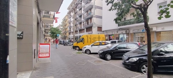 negozio in affitto a Salerno in zona Torrione