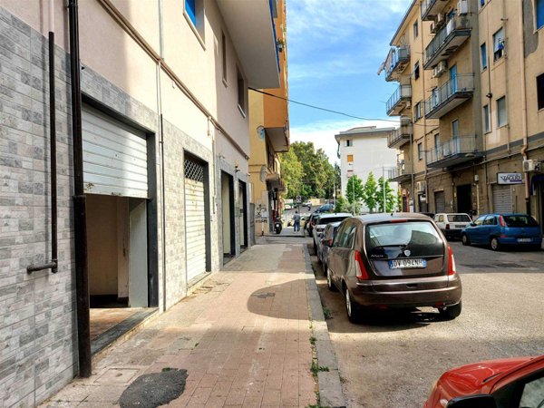 negozio in affitto a Salerno in zona Calcedonia