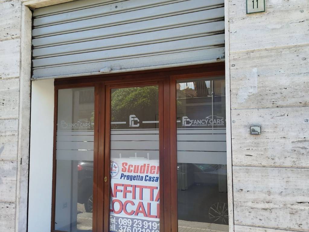 negozio in affitto a Salerno in zona Centro Città