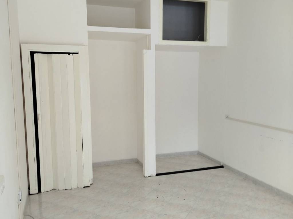 negozio in affitto a Salerno in zona Centro Città