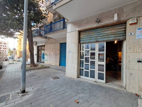 negozio in affitto a Salerno in zona Pastena