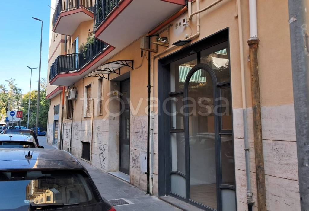 negozio in affitto a Salerno in zona Mercatello