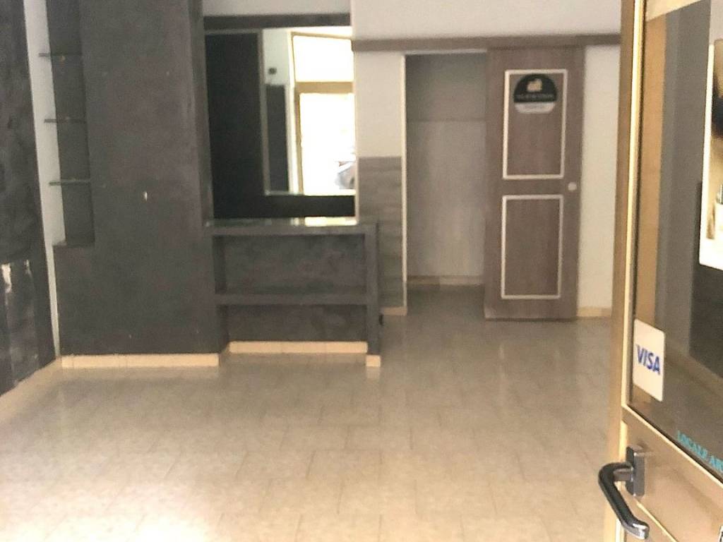 negozio in affitto a Salerno in zona Pastena