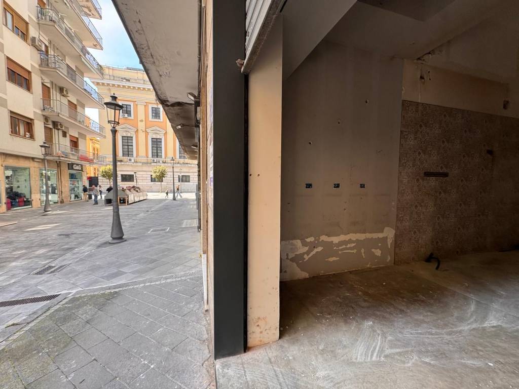 negozio in affitto a Salerno in zona Centro Città