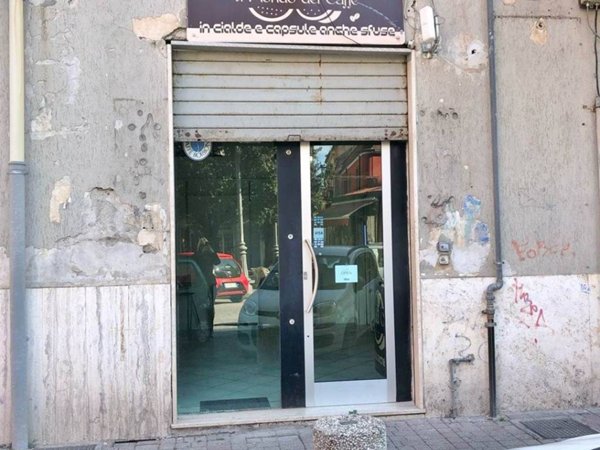 negozio in affitto a Salerno in zona Pastena
