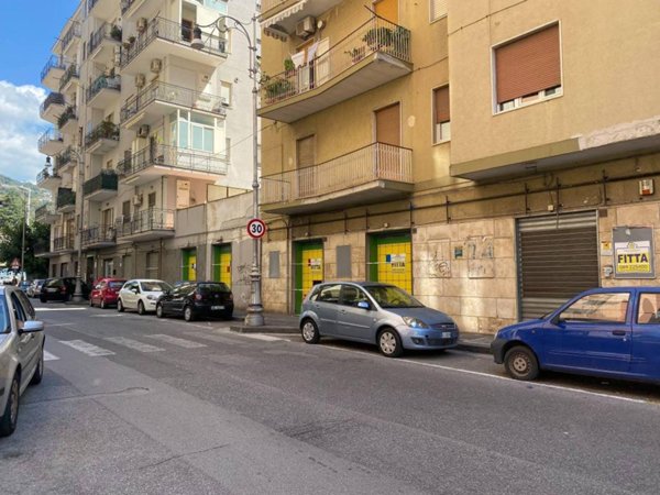 negozio in affitto a Salerno in zona Torrione