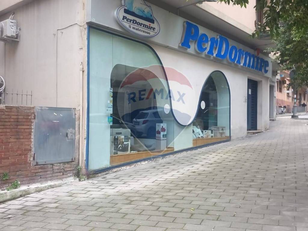 negozio in affitto a Salerno