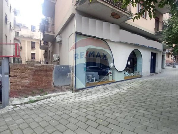 negozio in affitto a Salerno