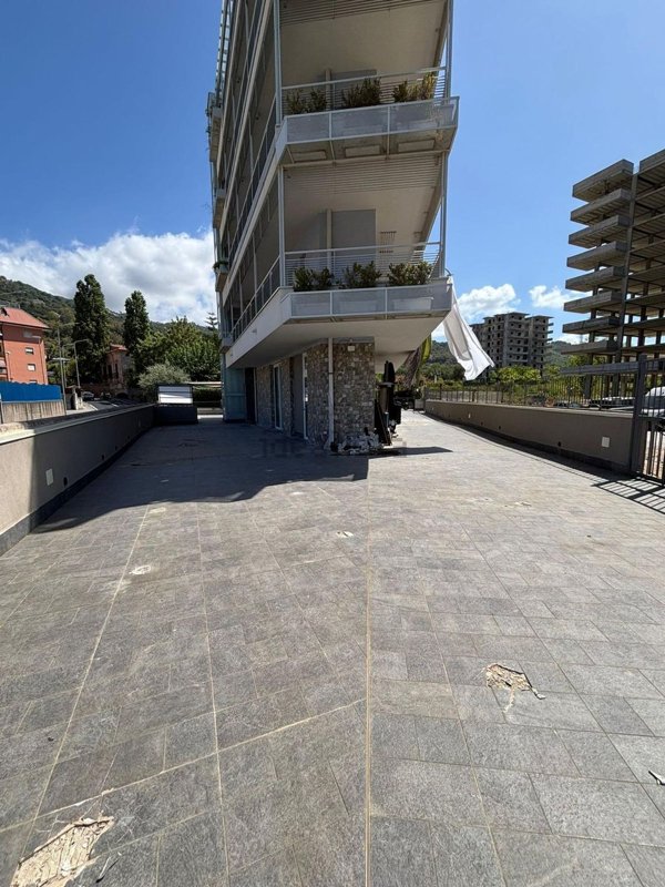 locale commerciale in affitto a Salerno