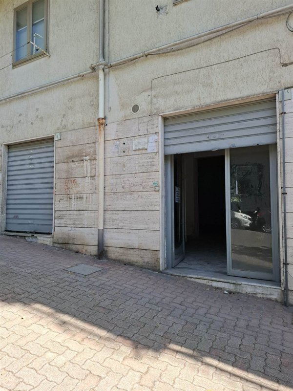locale commerciale in affitto a Salerno