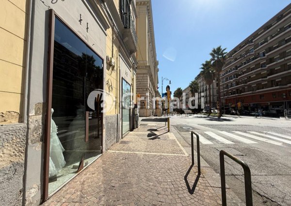 locale commerciale in affitto a Salerno