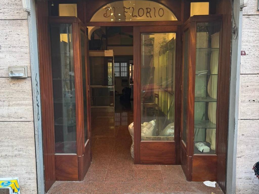 negozio in affitto a Salerno in zona Centro Città