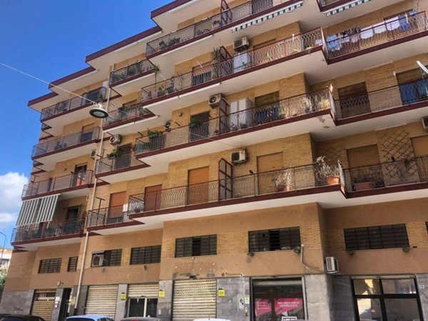 negozio in affitto a Salerno in zona Pastena