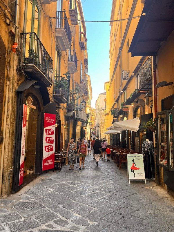 negozio in affitto a Salerno in zona Centro Città