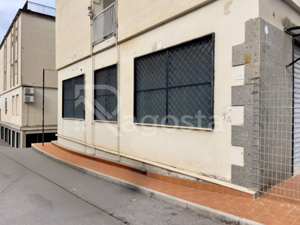 negozio in affitto a Salerno in zona San Leonardo