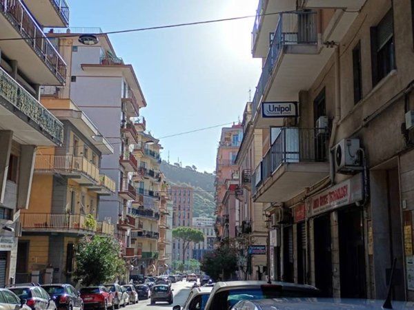 negozio in affitto a Salerno in zona Centro Città