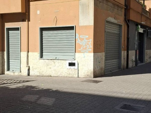 negozio in affitto a Salerno in zona Pastena