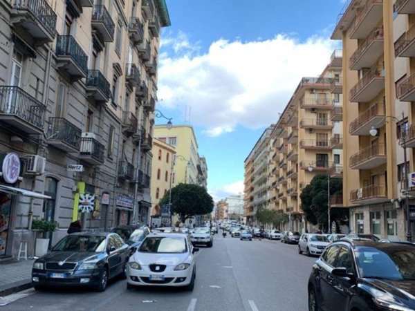 negozio in affitto a Salerno in zona Centro Città