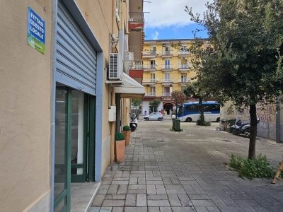 negozio in affitto a Salerno in zona Torrione