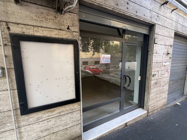 negozio in affitto a Salerno in zona Centro Città