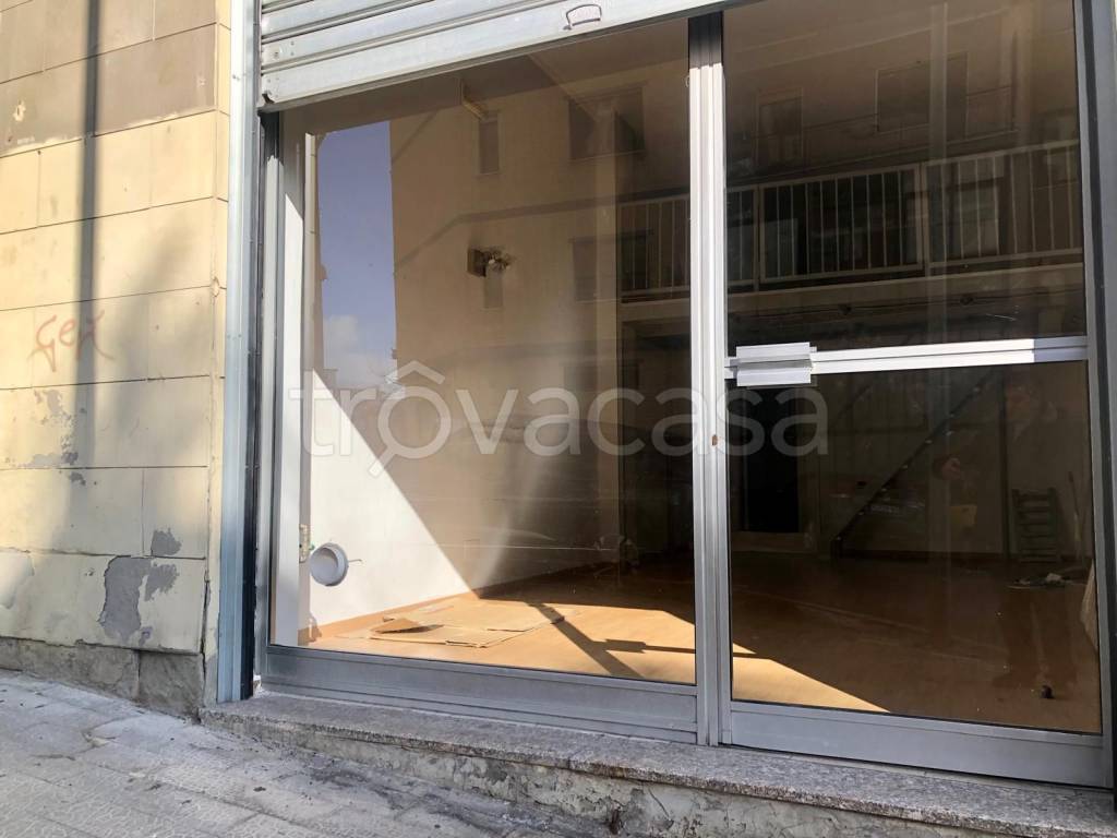negozio in affitto a Salerno in zona Torrione
