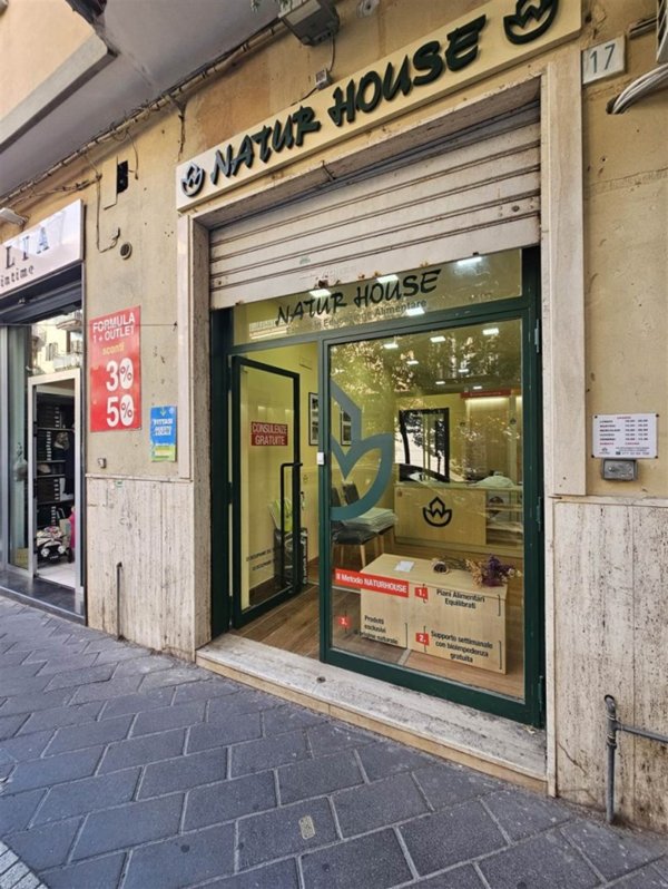 negozio in affitto a Salerno in zona Torrione