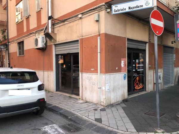 negozio in affitto a Salerno in zona Pastena