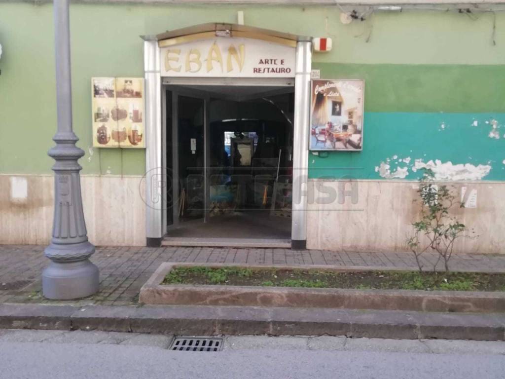 negozio in affitto a Salerno in zona Pastena