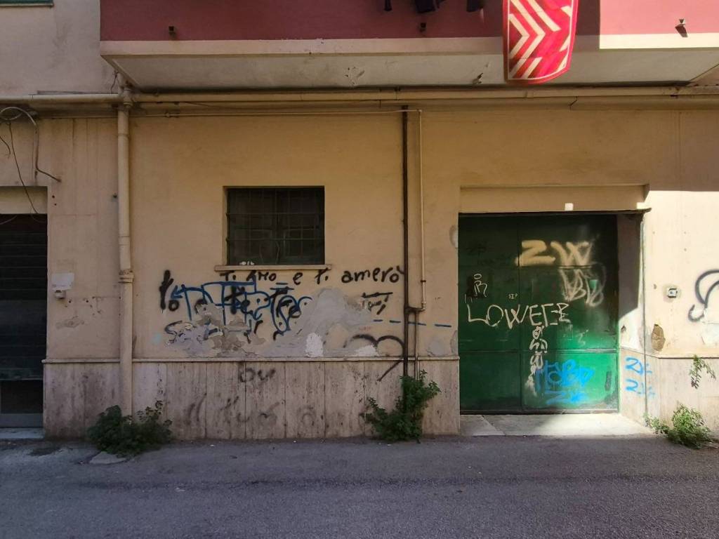 negozio in affitto a Salerno in zona Torrione