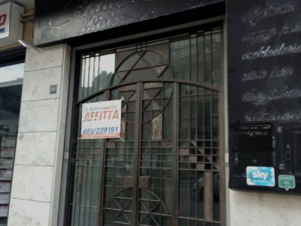negozio in affitto a Salerno in zona Torrione